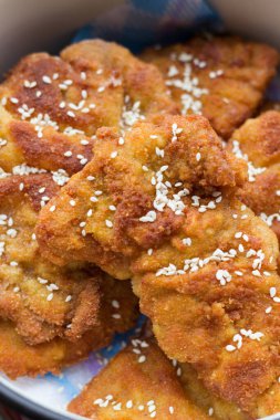 Susamlı şnitzel, tavuk göğsü.