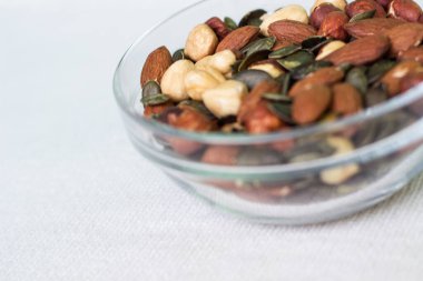 Bir kase dolusu ceviz, fındık, fındık ve badem.