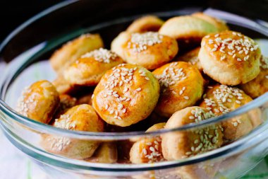 Cam kasede ev yapımı peynirli bisküviler.