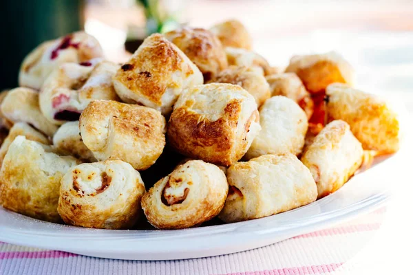 Leckere Brötchen Mit Käse Und Schinken — Stockfoto