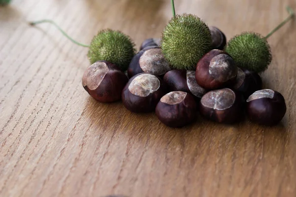 Rauwe Kastanjes Een Rustieke Houten Achtergrond — Stockfoto