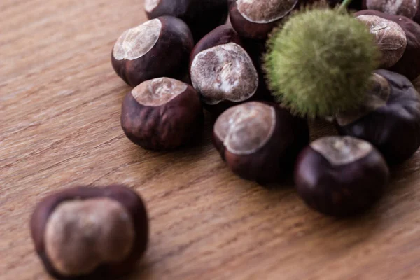 Castagne Crude Uno Sfondo Legno Rustico — Foto Stock