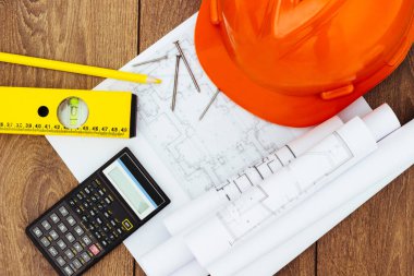 Planları ve ahşap arka plan üzerinde inşaat araçları