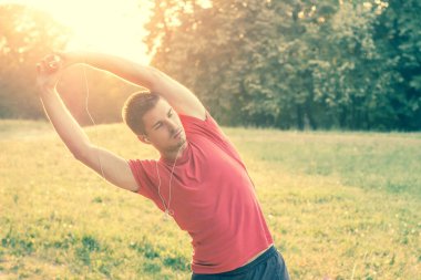 Adam yaz boyunca müzik dinliyor.