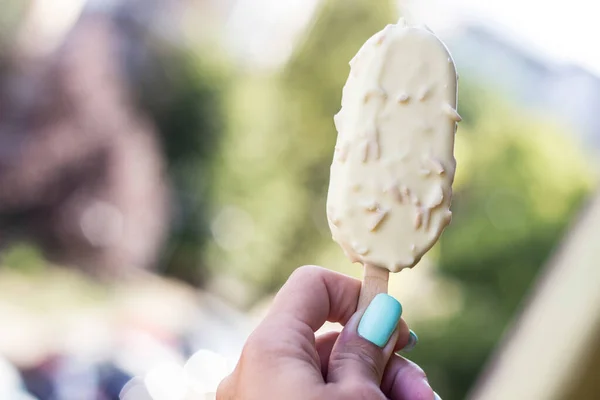 Молодая Женщина Держит Мороженое Белой Глазурью Открытом Воздухе — стоковое фото