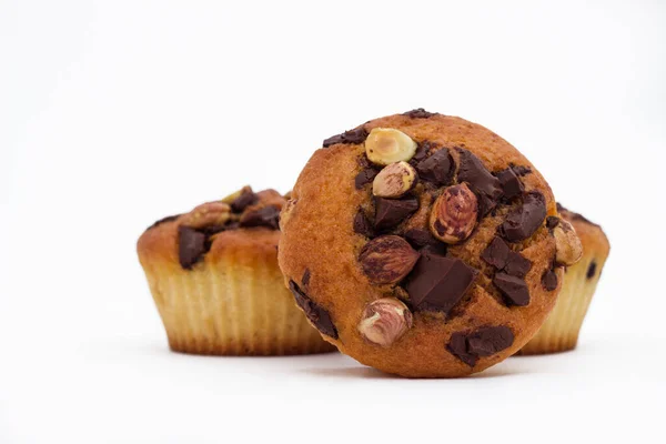 Heerlijke Muffins Met Chocolade Hazelnoot Geïsoleerd Wit — Stockfoto