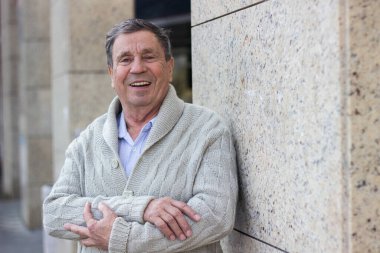 Caddede duran mutlu son sınıf öğrencisinin portresi. Yaşlı sağlığı ve emeklilik kavramı