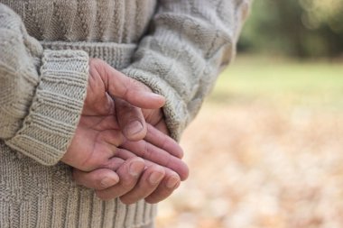 Yaşlı adam parkta yürüyor ve dinleniyor. Uzaklaşıyor, rahatlıyor, dikiz aynasından bakıyor.