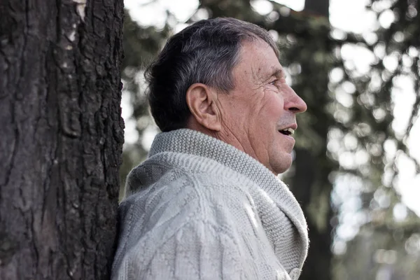 Retrato Homem Idoso Feliz Sorrindo Parque Público Livre Velho Relaxando — Fotografia de Stock