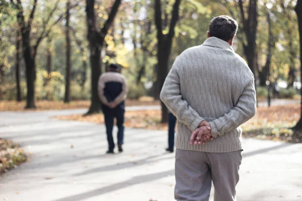 Ein Älterer Mann Geht Park Spazieren Und Entspannt Sich Weggehen — Stockfoto