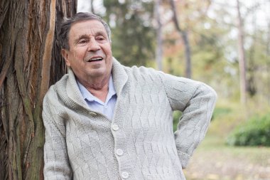 Açık havada, halka açık bir parkta gülümseyen son sınıf öğrencisinin portresi. Yaşlı adam dışarıda dinleniyor ve başka tarafa bakıyor. Emekliliğin tadını çıkaran yaşlı bir adamın portresi