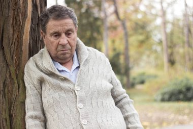 Yaşlı adam dışarıda dinleniyor ve aşağıya bakıyor. Son sınıf öğrencisinin portresi düşünceli görünüyor.