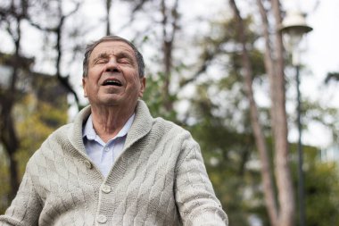 Yaşlı adam dışarıda dinleniyor ve başka tarafa bakıyor. Son sınıf öğrencisinin portresi düşünceli görünüyor.