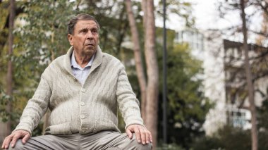 Yaşlı adam dışarıda dinleniyor ve başka tarafa bakıyor. Son sınıf öğrencisinin portresi düşünceli görünüyor.