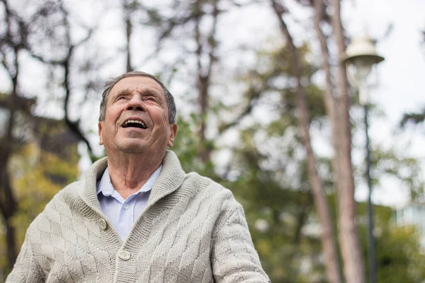 Yaşlı adam dışarıda dinleniyor ve başka tarafa bakıyor. Son sınıf öğrencisinin portresi düşünceli görünüyor.