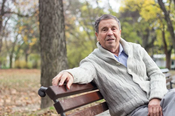 Halka açık bir parkta, bankta oturan dalgın bir son sınıf öğrencisinin portresi. Yaşlı adam dışarıda dinleniyor ve kameraya bakıyor. Emekliliğin tadını çıkaran yaşlı bir adamın portresi