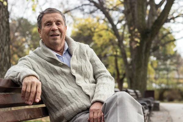 Retrato Anciano Pensativo Sentado Banco Parque Público Aire Libre Viejo —  Fotos de Stock