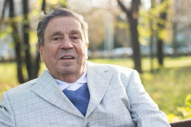 Mutlu ve gülen son sınıf öğrencisinin portresi. Yaşlı sağlığı ve emeklilik kavramı