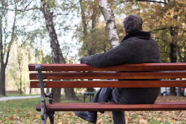 Retrato Anciano Pensativo Sentado Banco Parque Público Aire Libre Viejo —  Fotos de Stock