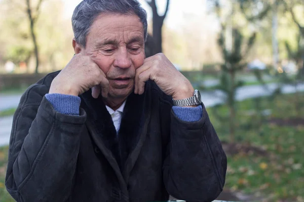 Retrato Anciano Pensativo Sentado Banco Parque Público Aire Libre Viejo —  Fotos de Stock