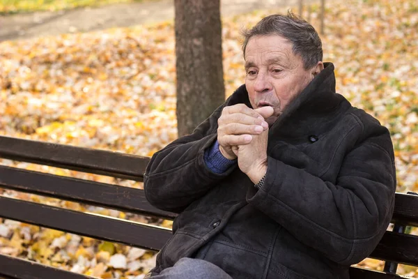 Hombre Mayor Respirando Sus Manos Para Mantenerlas Calientes —  Fotos de Stock