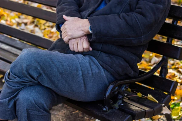 Homem Mais Velho Andar Mãos Apertadas Homem Sênior Caminhando Relaxando — Fotografia de Stock
