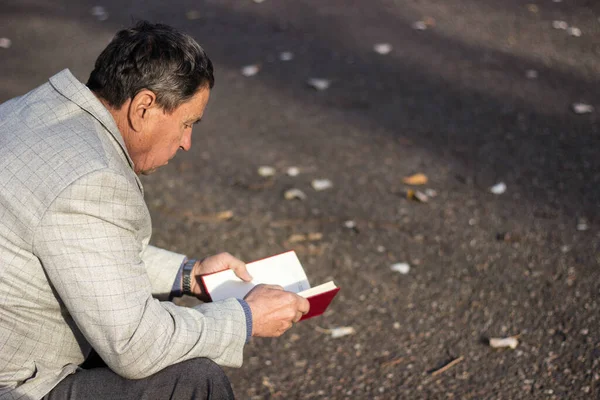 Kıdemli Adam Kitap Okuyor Parkta Dinleniyor Kıdemli Adam Emeklilik Günlerini — Stok fotoğraf