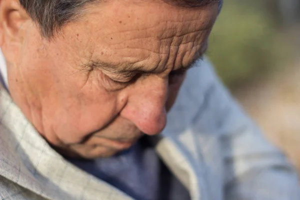 Retrato Anciano Pensativo Sentado Banco Parque Público Aire Libre Viejo —  Fotos de Stock