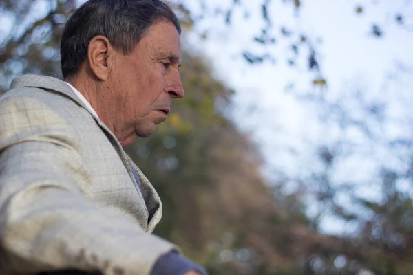 Retrato Idoso Pensativo Sentado Banco Parque Público Livre Velho Relaxando — Fotografia de Stock