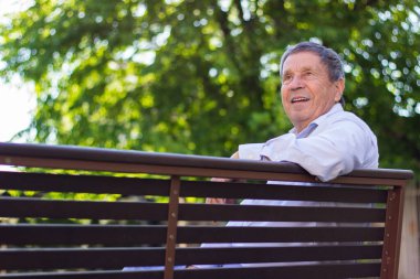 Parkta dinlenen yaşlı bir adamın fotoğrafı. Emeklilik