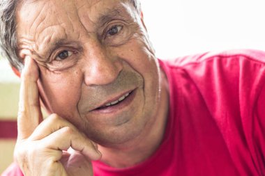 Yaşlı adam başka tarafa bakıyor, portre.