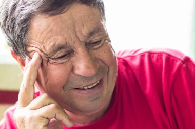 Yaşlı adam başka tarafa bakıyor, portre.