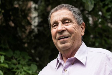 Doğayla çevrili yaşlı bir adamın portresi. Sağlıklı emeklilik yaşam tarzı