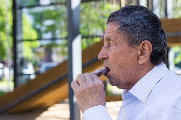 Hombre Mayor Moderno Feliz Comiendo Helado Aire Libre Día Soleado —  Fotos de Stock