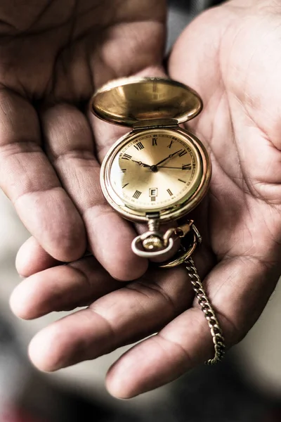 Alte Senioren Halten Eine Antike Taschenuhr Der Hand — Stockfoto