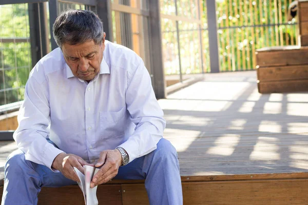 Hombre Mayor Activo Leyendo Periódico Durante Día Relajante Aire Libre —  Fotos de Stock