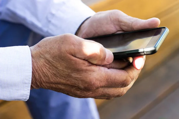 Hombre Mayor Smartphone Hombre Maduro Moderno Divertirse Usando Teléfono Inteligente —  Fotos de Stock