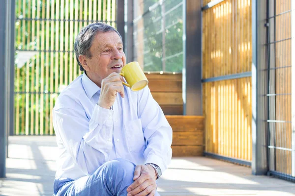 Hombre Mayor Tomando Café Mañana Aire Libre Soñar Despierto —  Fotos de Stock