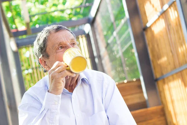 Hombre Mayor Tomando Café Mañana Aire Libre Soñar Despierto —  Fotos de Stock