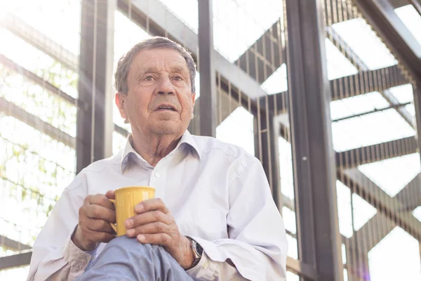 Hombre Mayor Tomando Café Mañana Aire Libre Soñar Despierto —  Fotos de Stock