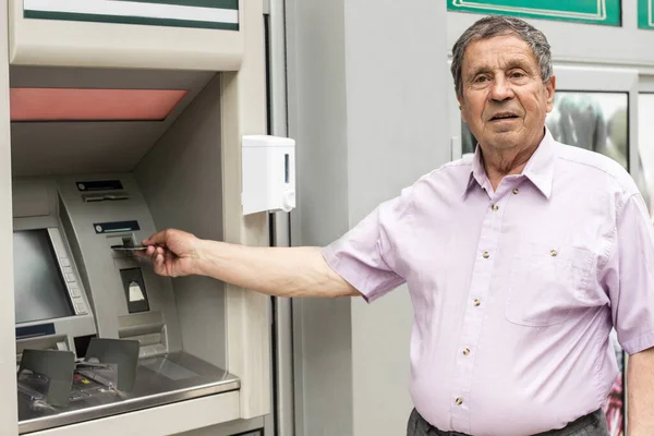 Hombre Mayor Insertando Tarjeta Crédito Cajero Automático Retrato Del Hombre —  Fotos de Stock