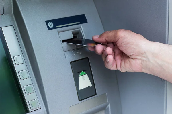 Ręka Starszego Pana Używającego Bankomatu Senior Wkładający Kartę Kredytową Bankomatu — Zdjęcie stockowe