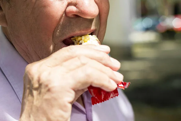 Hombre Mayor Comiendo Una Barra Proteínas Conceptos Estilo Vida Saludable —  Fotos de Stock