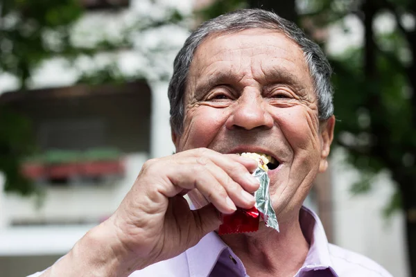 Hombre Mayor Comiendo Una Barra Proteínas Conceptos Estilo Vida Saludable —  Fotos de Stock