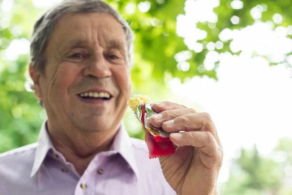 Hombre Mayor Comiendo Una Barra Proteínas Conceptos Estilo Vida Saludable —  Fotos de Stock