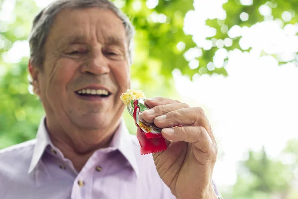 Hombre Mayor Comiendo Una Barra Proteínas Conceptos Estilo Vida Saludable —  Fotos de Stock