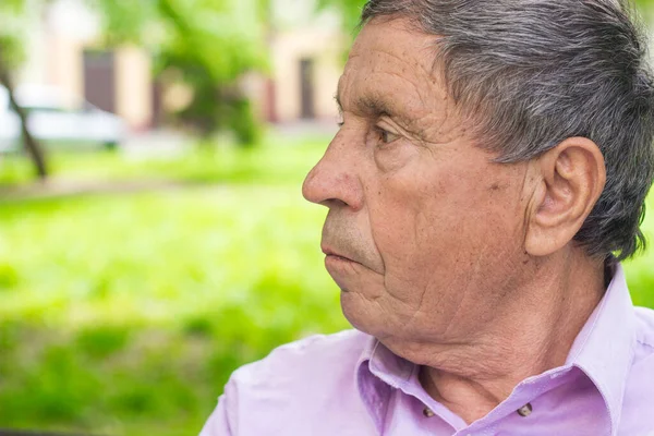 Retrato Anciano Pensativo Sentado Banco Parque Público —  Fotos de Stock