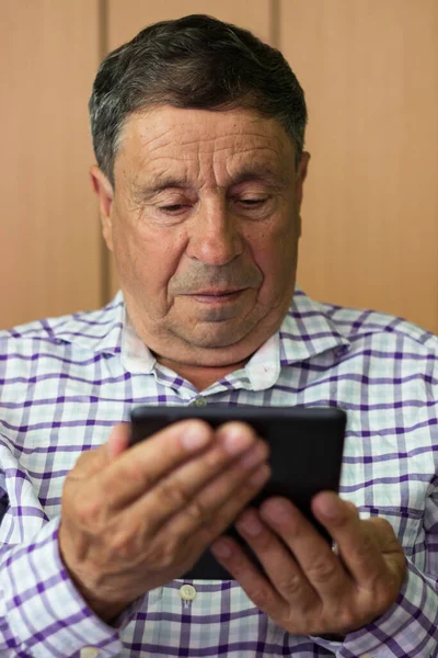Hombre Mayor Usando Tableta Digital Moderna Casa —  Fotos de Stock