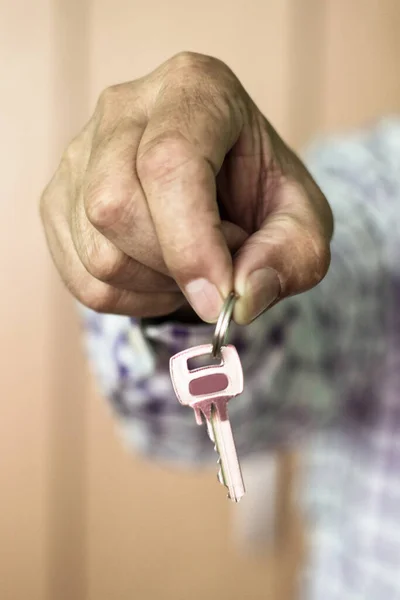 Älterer Mann Mit Hausschlüssel — Stockfoto