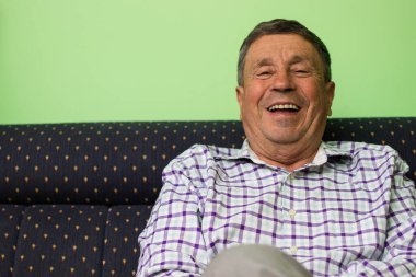 Dişli gülümseme, son sınıf öğrencisinin portresi.